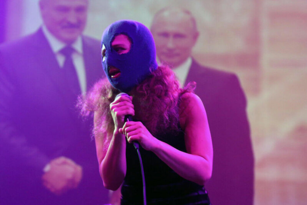 Pussy Riot ger en konsert under Stockholm Pride 2019. Foto: TT En av de maskbeklädda medlemmarna i Pussy Riot.