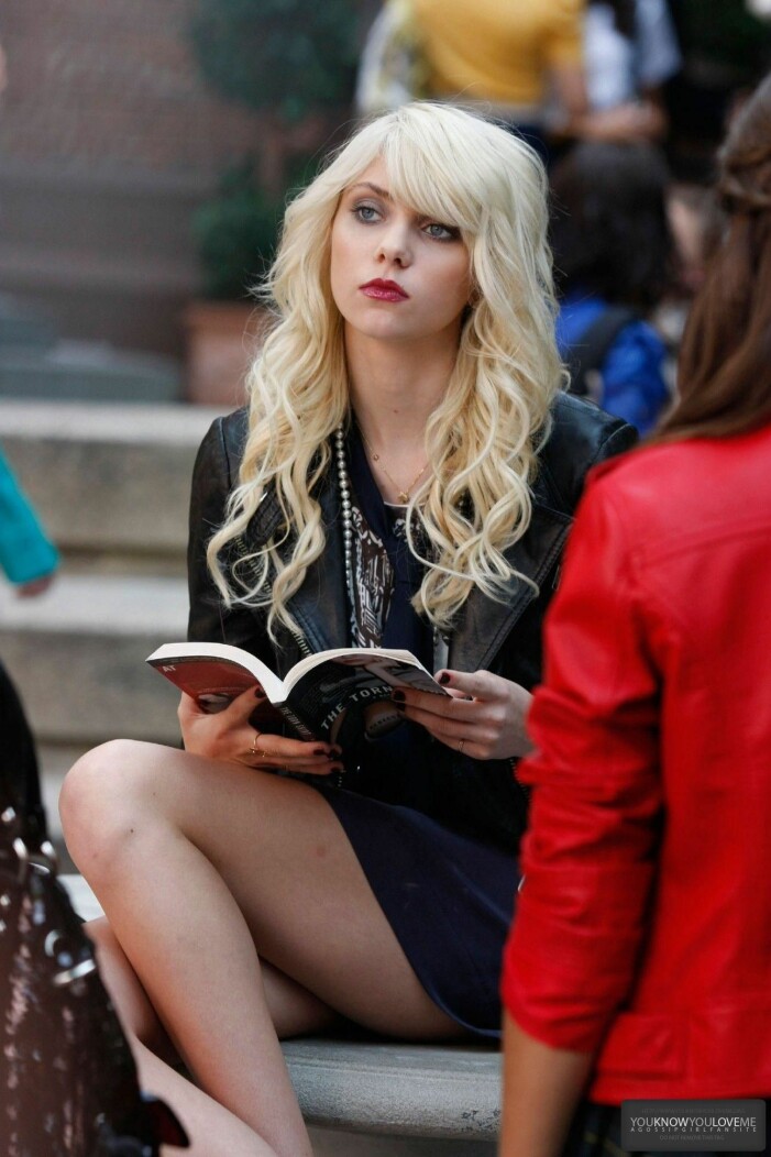 Jenny Humphrey i Gossip Girl sitter och funderar på en trappa
