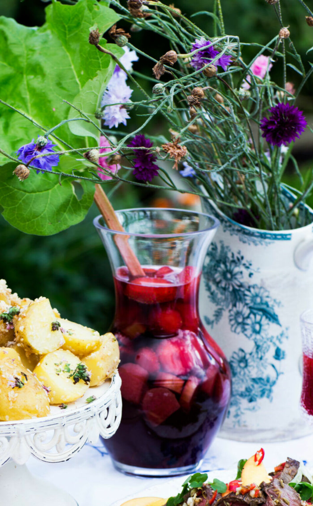 En riktig sommarfavorit är detta recept på läskande rabarbersangria! rabarbersangria på dukat buffebord