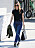 Rachel Bilson kör svarta träskor med nitar på. Till dem bär hon en svart t-shirt och blå jeans samt solglasögon. I ena handen håller hon en armyjacka och i den andra en väska i större modell.