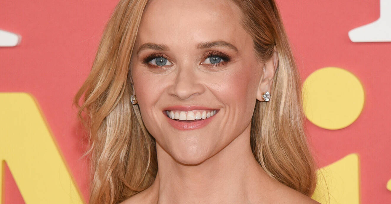 Skådespelerskan Reese Witherspoon använder lätt puder.