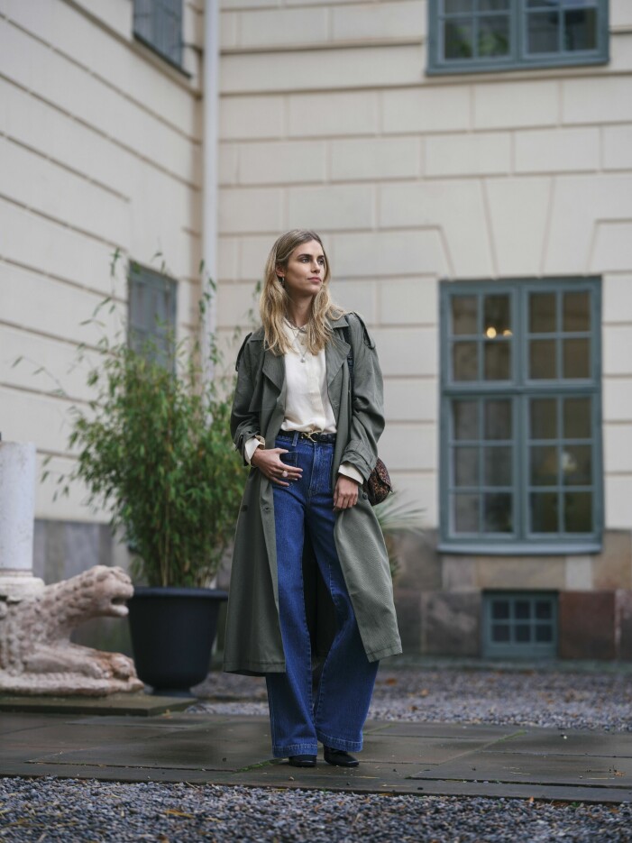 Denna vår trendar raka retrodenimbyxor, matcha med en snygg kappa i vår. Raka retrodenimbyxor.