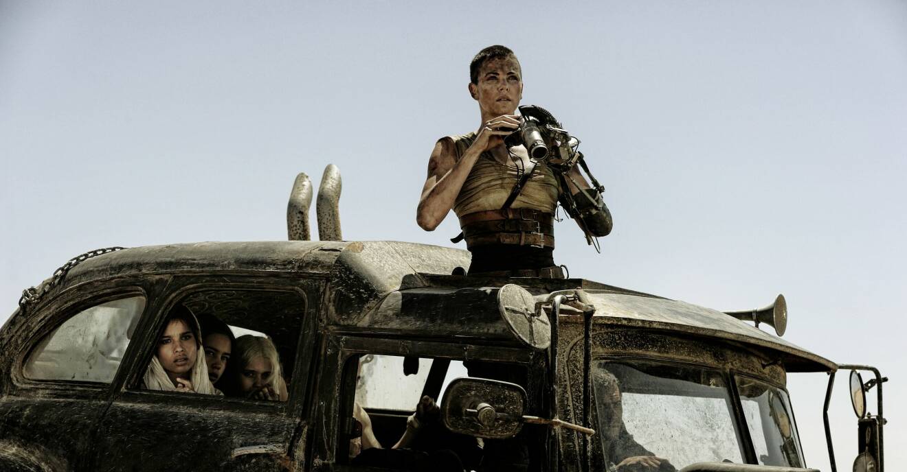 Charlize Theron i rakat hår i filmen Mad Max