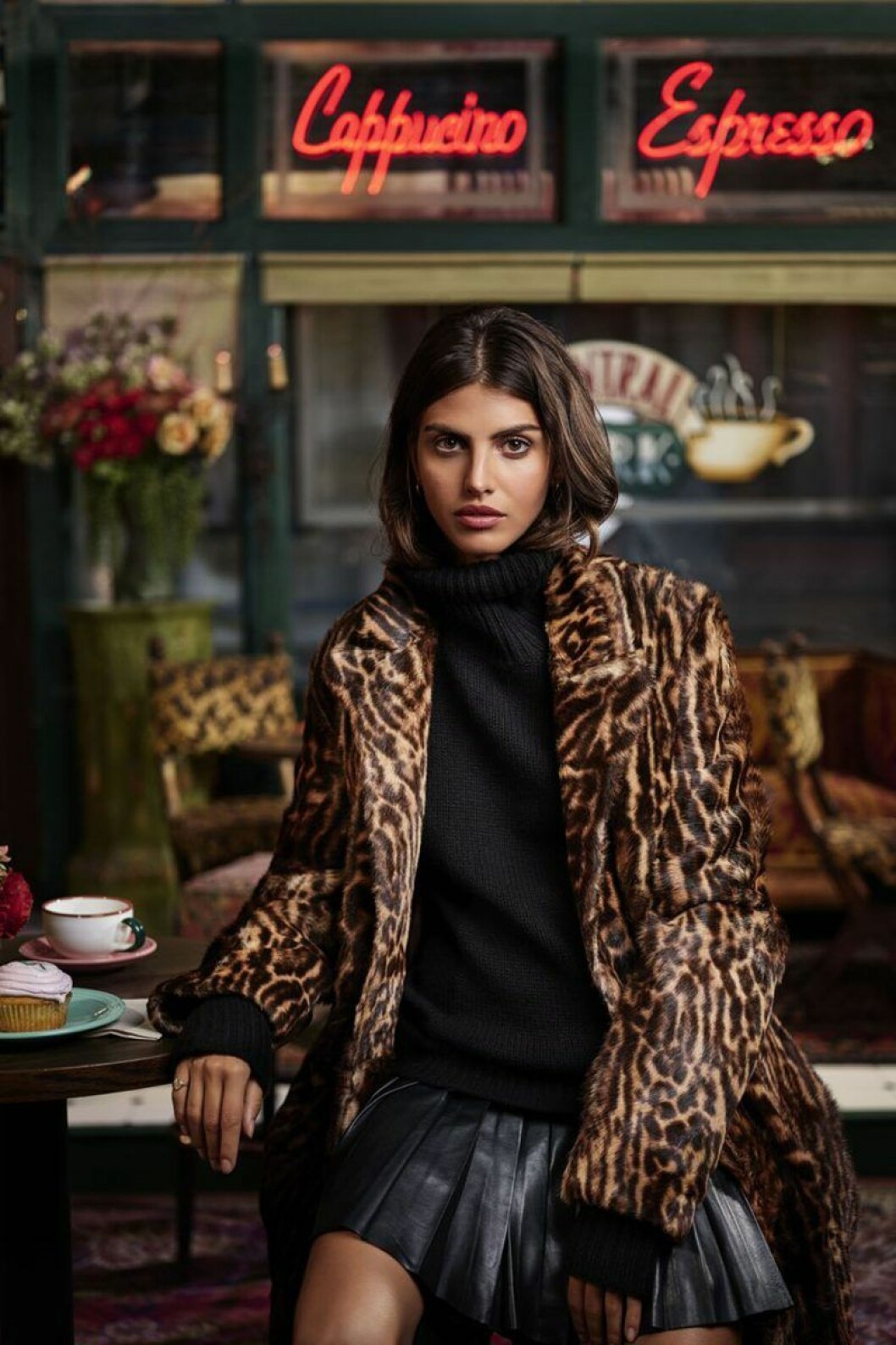 Typisk Rachel-outfit: Veckkjol, polotröja och djurmönstrad jacka. Fotograferad i Central Perk-miljö. Foto: Ralph Lauren Det är Ralph Lauren och Bloomingdale's (varuhuskedjan där Rachel jobbade innan hon gick vidare till Ralph Lauren) som har inlett ett samarbete med filmbolaget Warner Bros för att fira Vänners 25-års jubileum