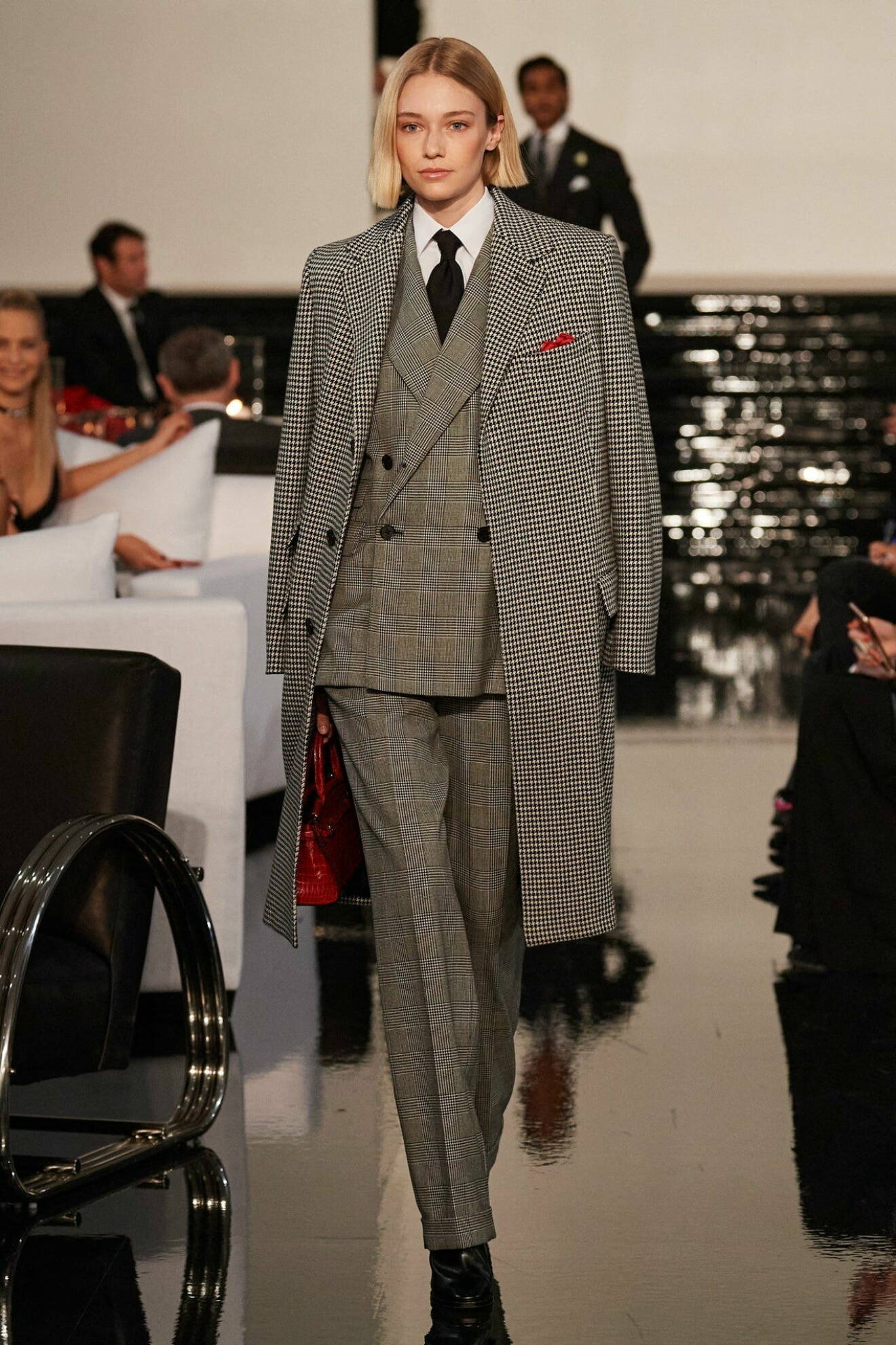 Välklädda modeller i kostym och slips på Ralph Laurens höstvisning.