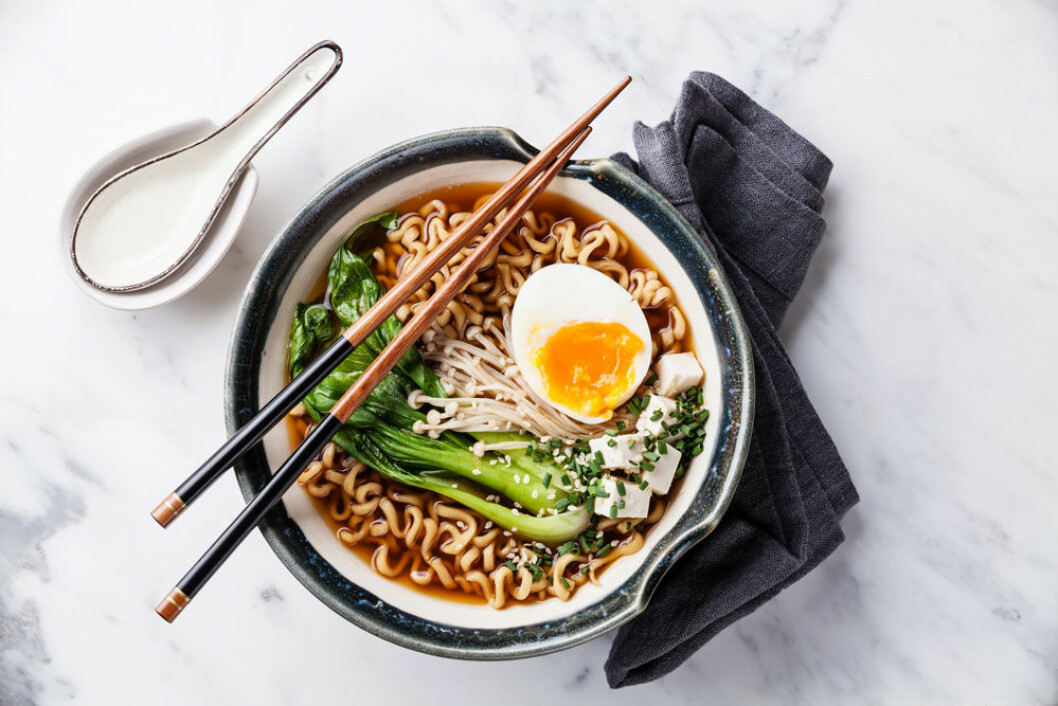 Ramen med nudlar, ägg och grönsaker.