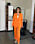 Rania Shemoun Olsson på TV4 i orange kostym
