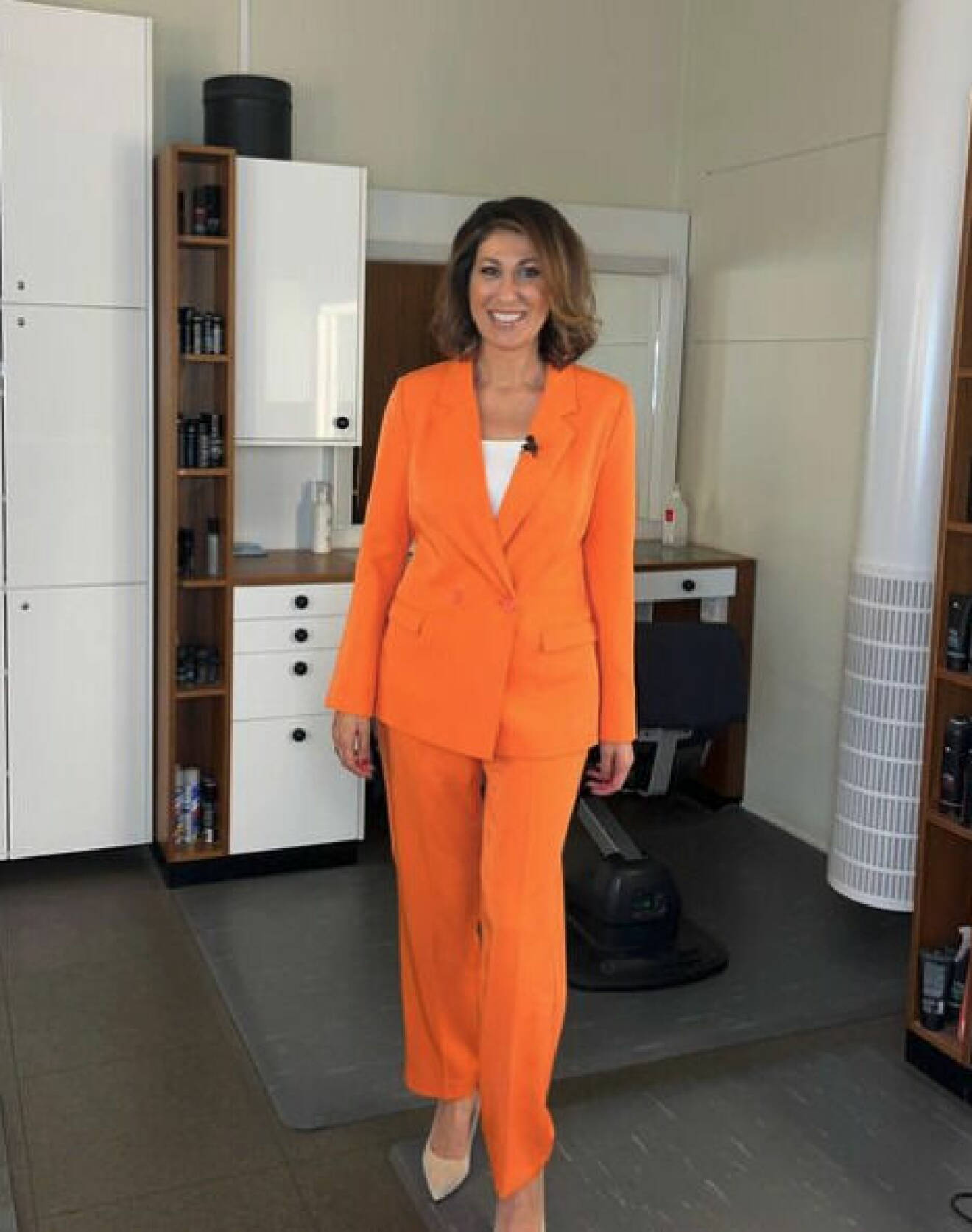 Rania Shemoun Olsson på TV4 i orange kostym