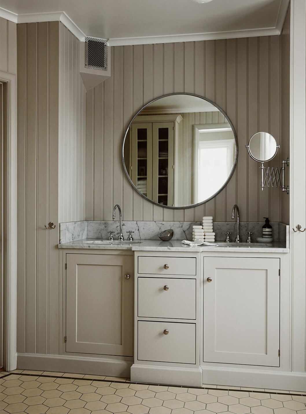 Färgen <em>Rauk Lime</em> från Little Greene som tagits fram av och för Cupboards & Goods i samarbete med Engelska Tapetmagasinet. Foto: Cupboards & Goods Rauk Lime från Little Greene och Cupboards & Goods