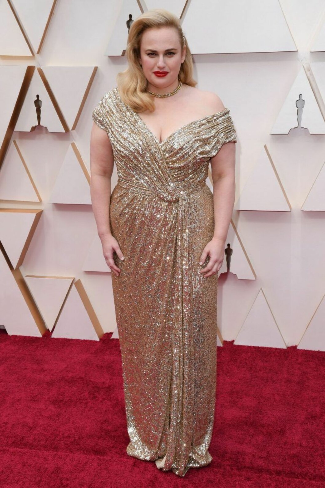 Rebel Wilson. Rebel Wilson I guldglittrig klänning på röda mattan