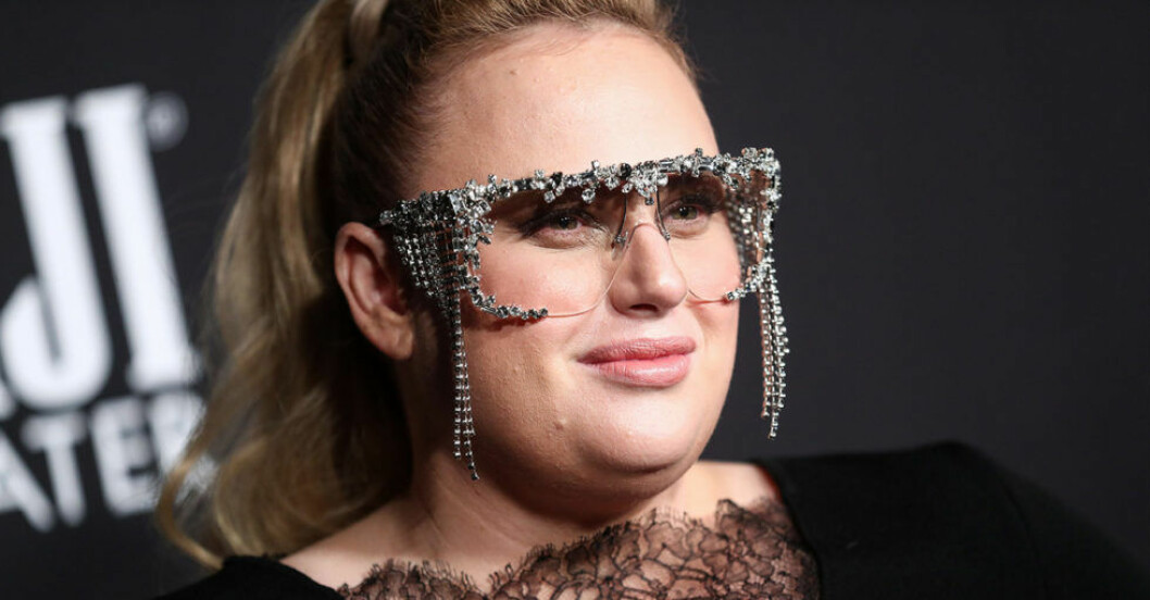 Komikern Rebel Wilson är aktuell med ny film,<em> Isn’t it Romantic</em>. Foto: IBL Rebel Wilson i strassbeklädda glasögon.