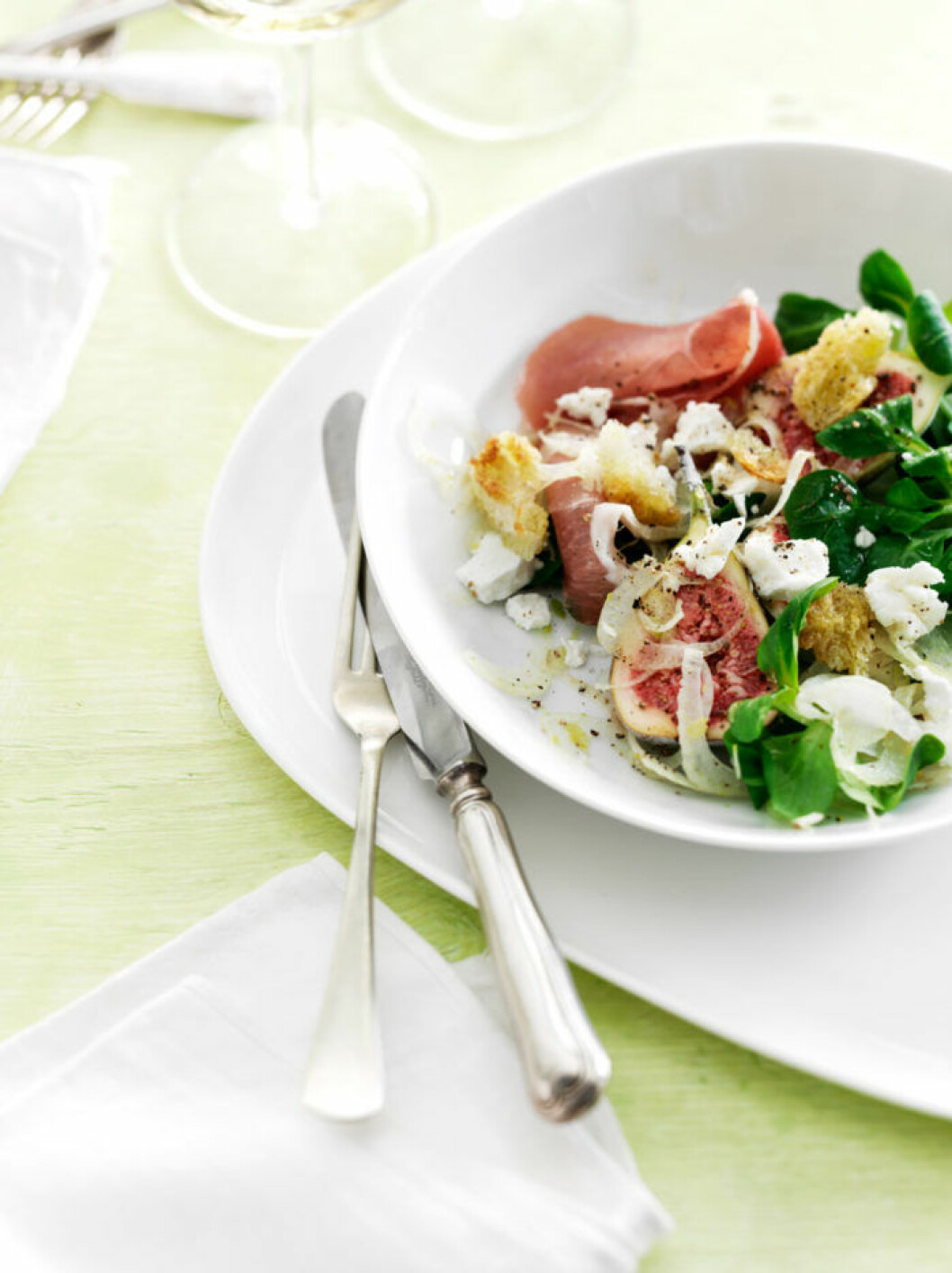Enkel sallad med härliga smaker. fikonsallad med getost i vit skål.