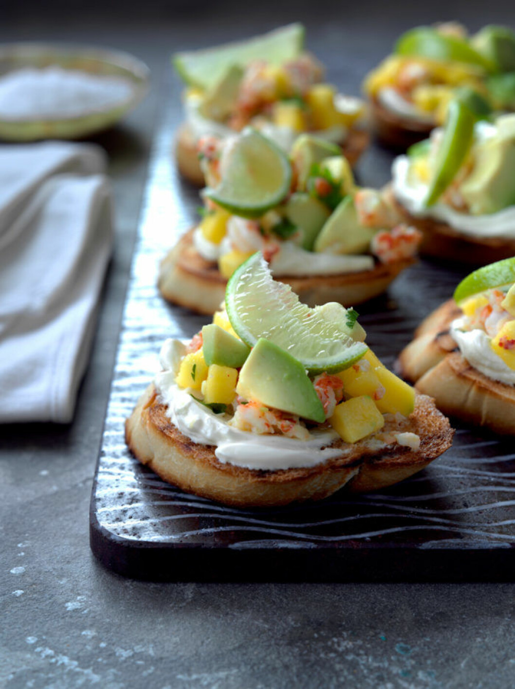 Mumsig bruschetta med kräftstjärtar bruschetta med kräftstjärtar