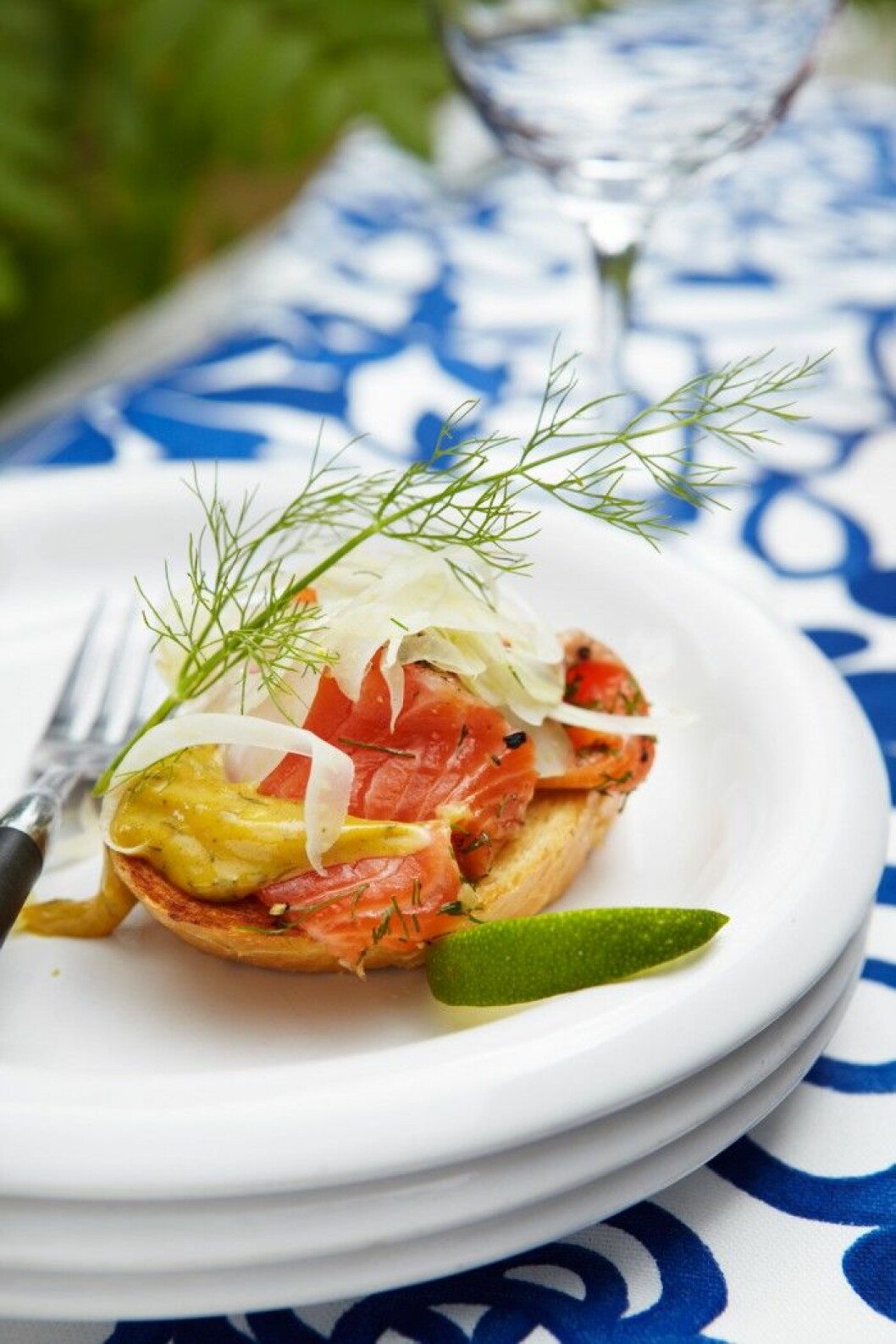 Bruschetta med lax och fänkål. Bruschetta med lax och fänkål på vit tallrik