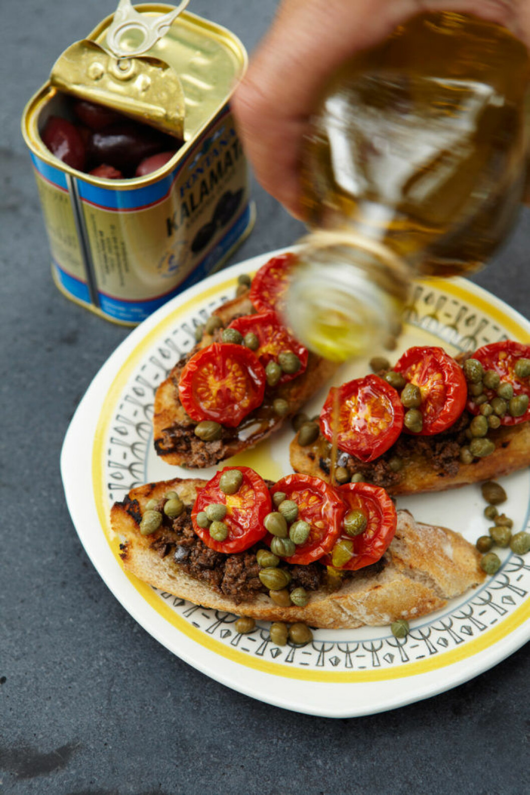 Bruschetta med tapenade och ugnsbakade tomater