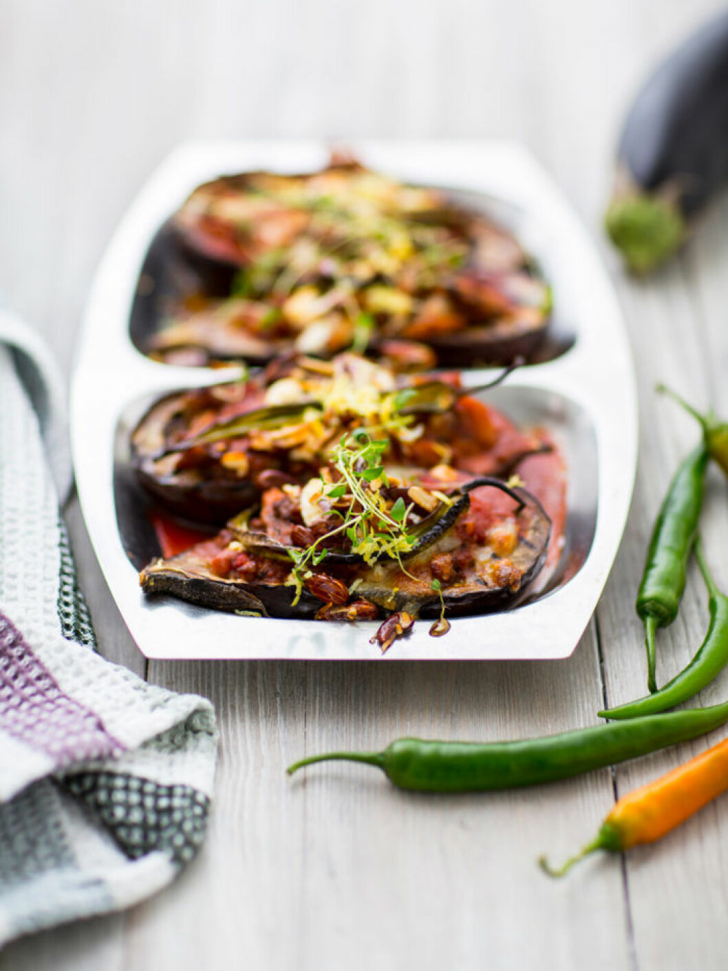 Färsfylld aubergine Färsfylld aubergine i form på träbord