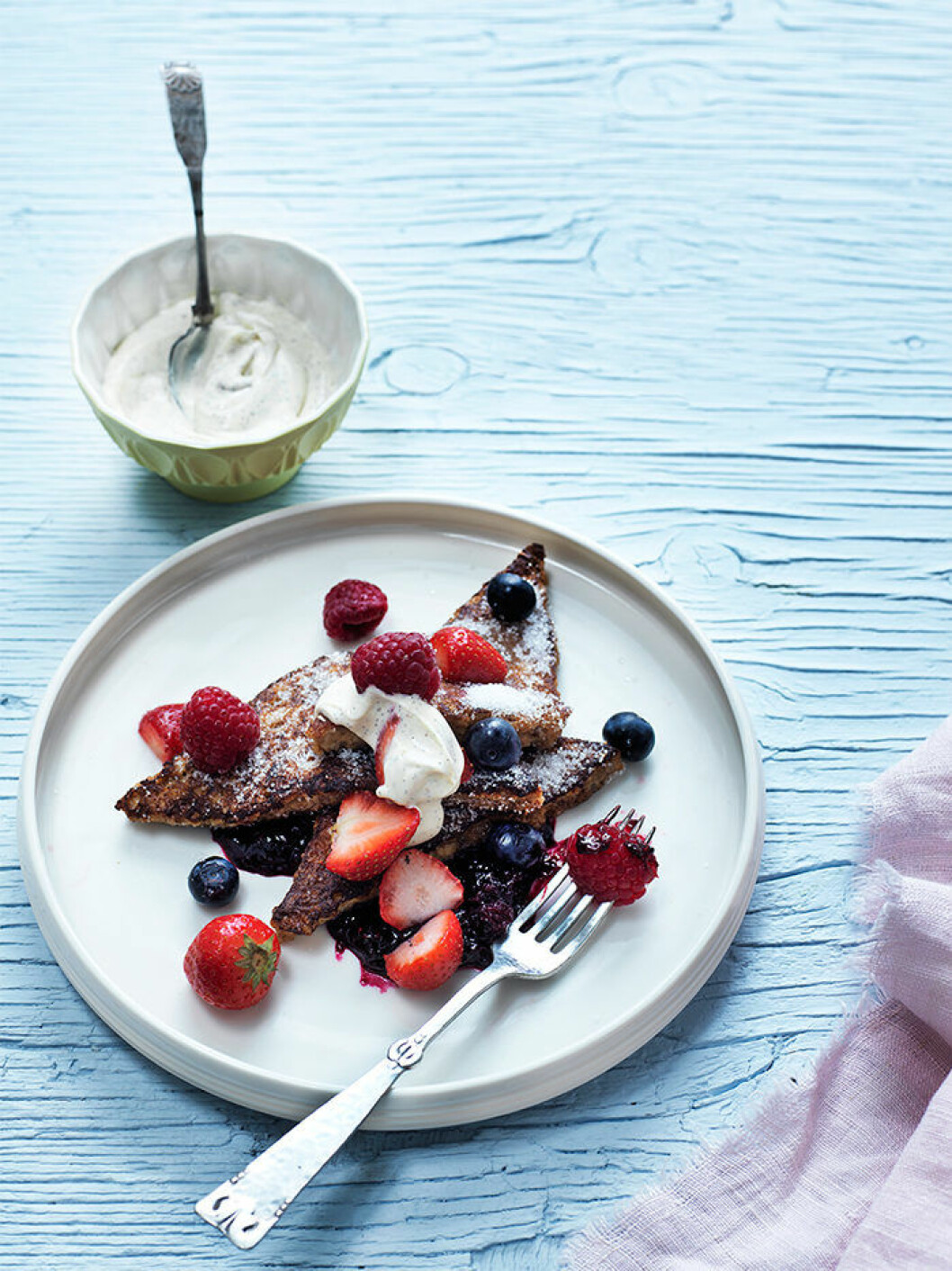 Fattiga riddare med bärcoulis och citronkräm