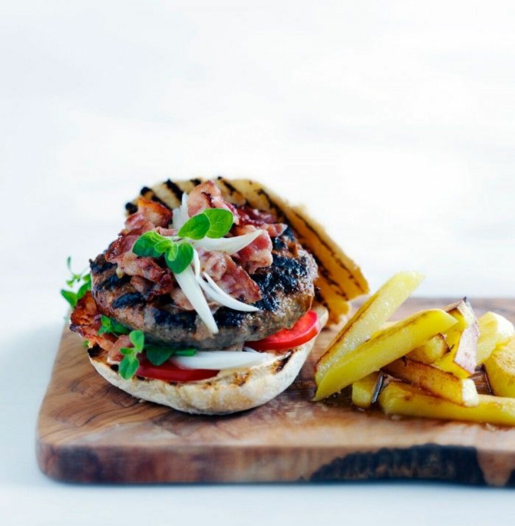 Hamburgare med het sås och potatissticks