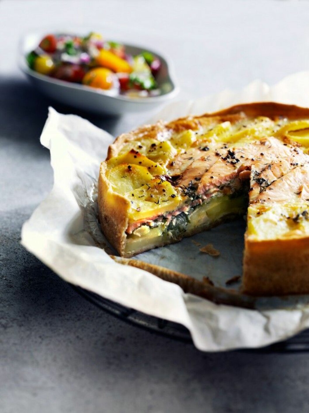 Laxpaj med potatis & tomatsallad. Laxpaj med potatis & tomatsallad på bakplåtspapper