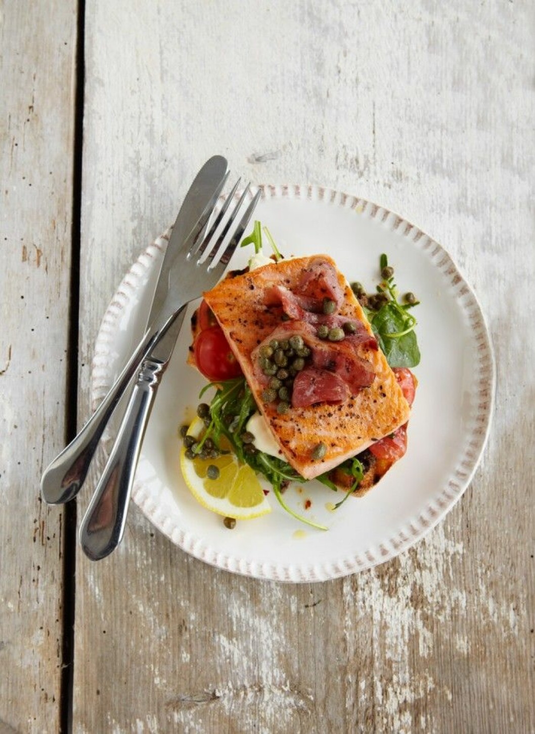 Laxtoast med knaprigt bacon. Laxtoast med knaprigt bacon på vit tallrik
