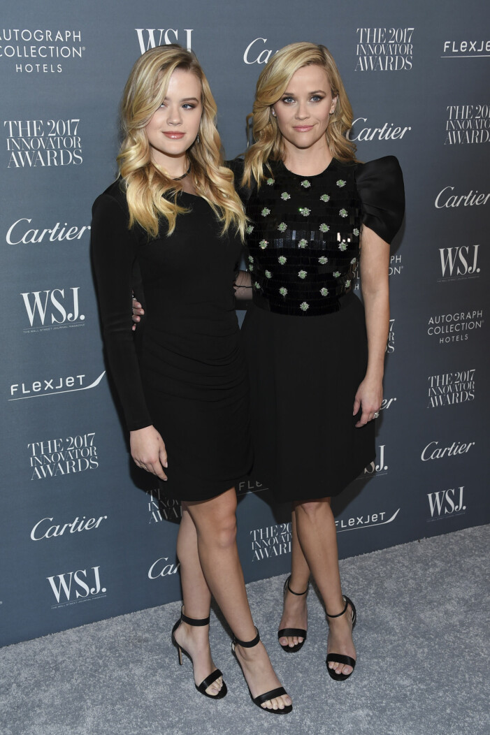Reese och Ava på röda mattan i svarta klänningar och sandaletter. Reese Witherspoon matchar dottern Ava Phillippe på röda mattan.