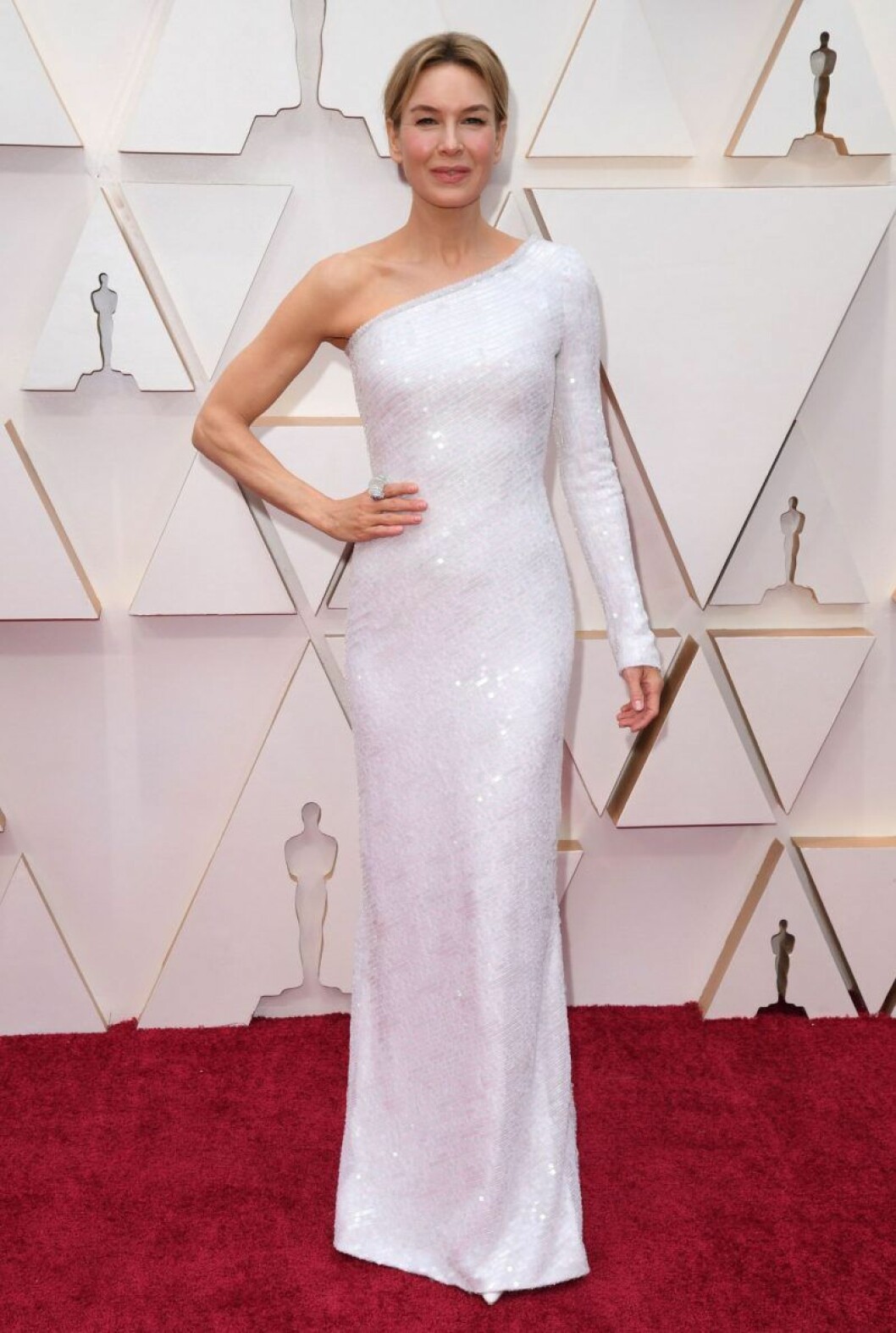 Renée Zellweger. Renée Zellweger i vit klänning på röda mattan