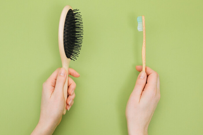 Ta hjälp av tandborste för rengöring av din hårborste.