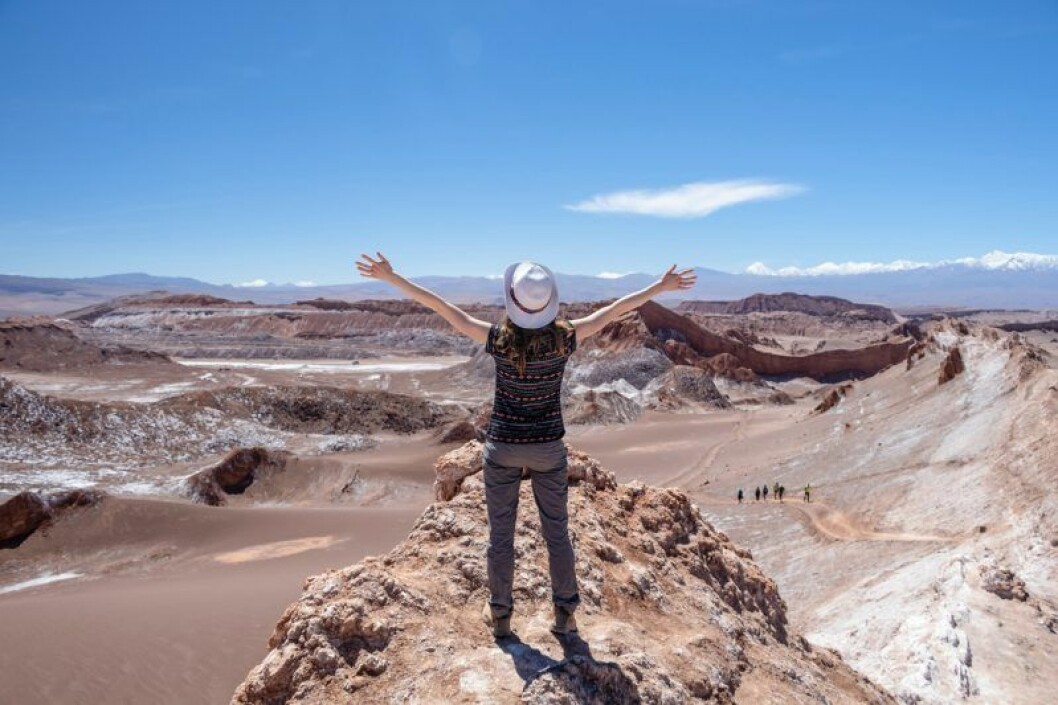 Lycklig kvinna i öknen i Chile