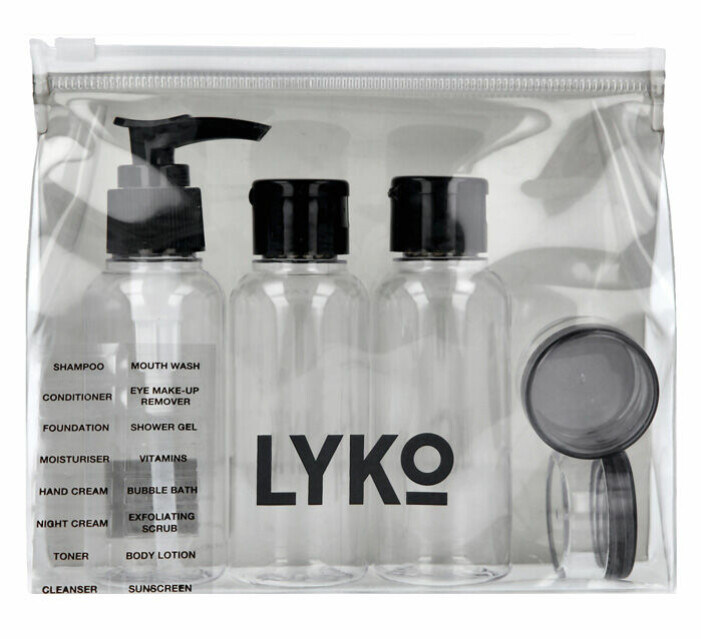 Detta resekit från Apohem innehåller två små flaskor för exempelvis schampo och balsam, en flaska med pumpkork samt två små burkar som är perfekta för ansiktskräm och solskydd för ansiktet. <a target="_blank" rel="nofollow" href="https://ion.lyko.com/t/t?a=1117786221&as=1218462148&t=2&tk=1&url=https://lyko.com/sv/lyko/lyko-travel-kit&epi=FE-mod—weekend-lyko-travelkit-">Klicka här för att läsa mer och köpa kitet</a>. reseförpackningar skönhet – för att ta med vätskor i handbagaget