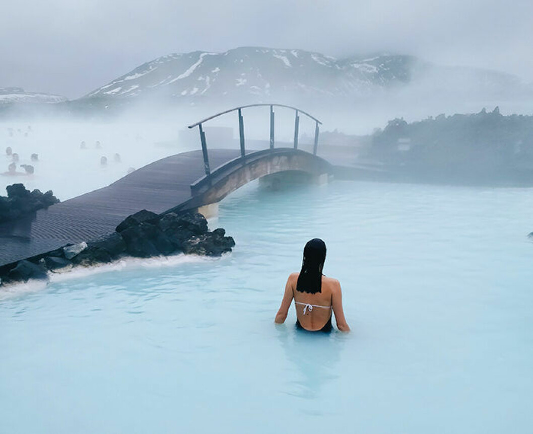 Varma källor är en av reseupplevelserna som många drömmer om. Foto: Tom Grimbert/Unsplash Den varma källan Blue Lagoon på Island lockar många resenärer!