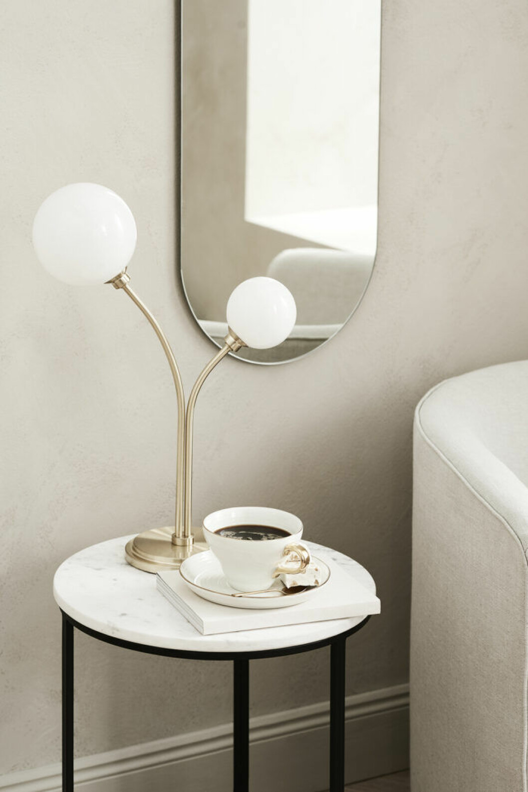 Foto: H&M home Retroglammig spegel och lampa till ett sovrum i hotellstil