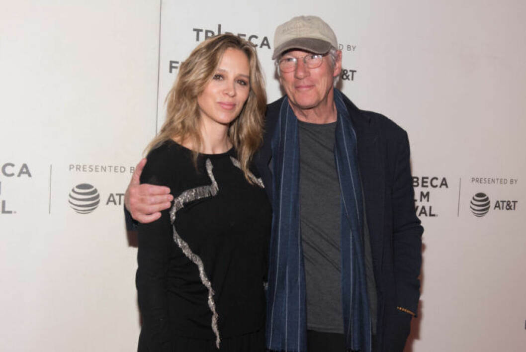 Richard Gere och Alejandra Silva träffades 2014 och har två barn ihop. Richard Gere håller armen om Alejandra Silva