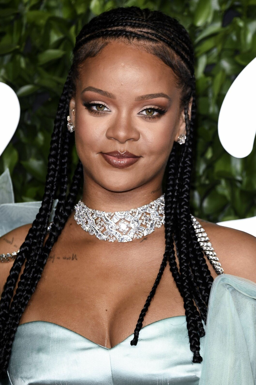 Rihanna är stjärnans mellannamn. rihanna