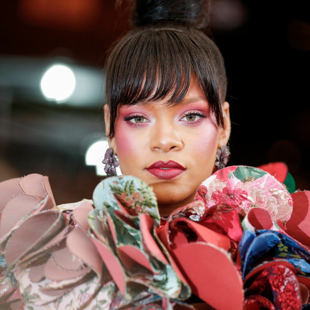 Sångerskan Rihanna kör på lugg till uppsatt. rihanna