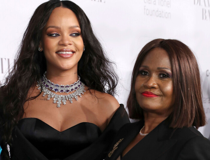 Rihanna med sin största förebild – mamma Monica Braithwaite. Robyn Rihanna Fenty med sin mamma Monica Braithwaite.