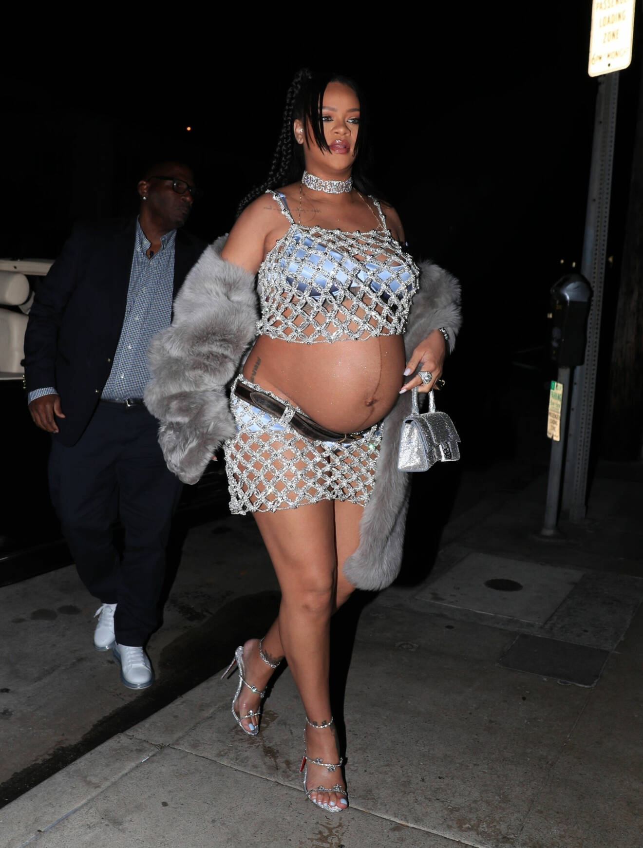 Rihanna visar stolt upp gravidmagen i avklädd kreation.