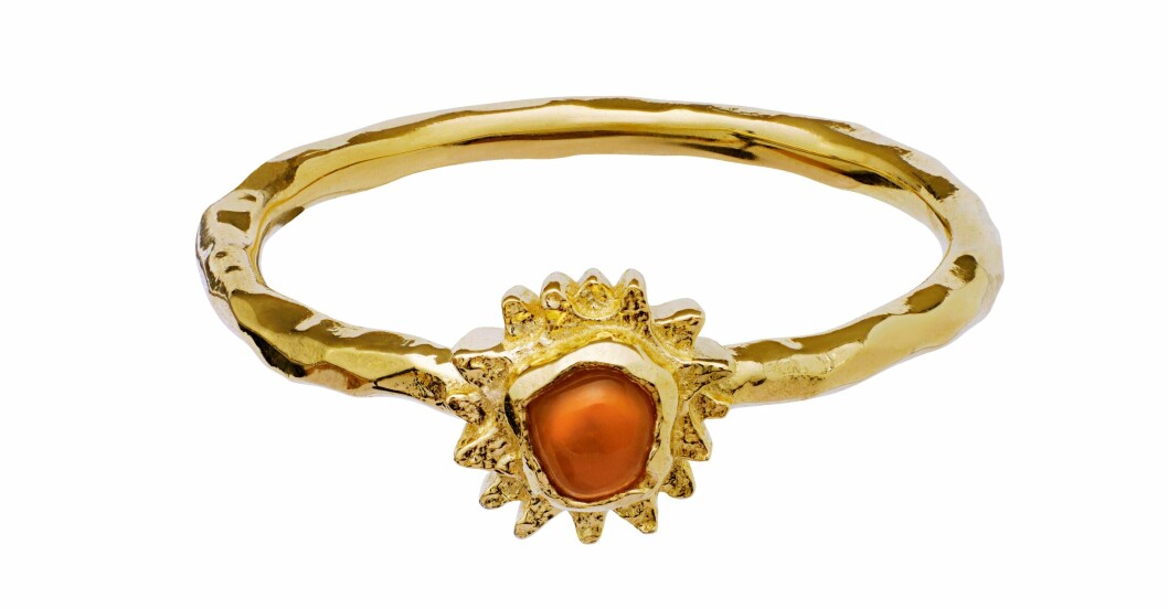 Ring i guldpläterad återvunnet silver/karneol, 750 kr, Maanesten. Ring i guldpläterad återvunnet silver/karneol, 750 kr, Maanesten.