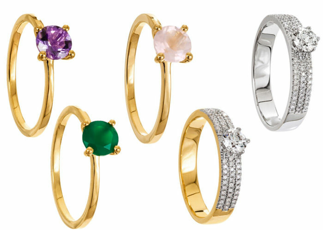 <a href="https://www.hallbergsguld.se/article/ring_i_forgyllt_akta_silver_med_ametist" target="_blank" rel="noopener">Lila ring</a> i förgyllt äkta silver med ametist, 495 kronor. <a href="https://www.hallbergsguld.se/article/ring_i_forgyllt_akta_silver_med_gron_agat" target="_blank" rel="noopener">Grön ring</a> i förgyllt äkta silver med agat, 495 kronor. <a href="https://www.hallbergsguld.se/article/ring_i_akta_silver_20092160" target="_blank" rel="noopener">Rosa ring</a> i förgyllt äkta silver med rosenkvarts, 495 kronor. <a href="https://www.hallbergsguld.se/article/diamantring_i_18k_guld_20093344" target="_blank" rel="noopener">Diamantringar</a> i 18 K guld, 27 995 kronor.