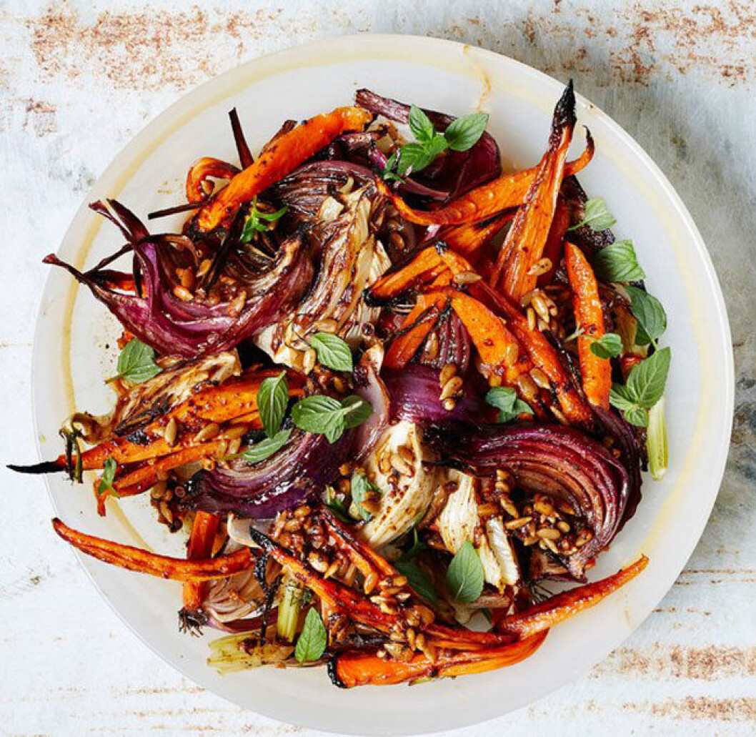 Via: Bonappetit.com Sallad på rostade morötter och lök