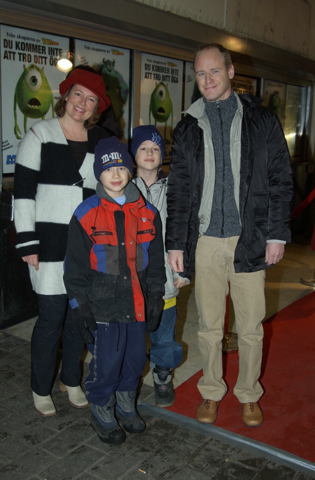 2002. Robert Gustafsson med hustru Lotta och barnen John och Valentin.