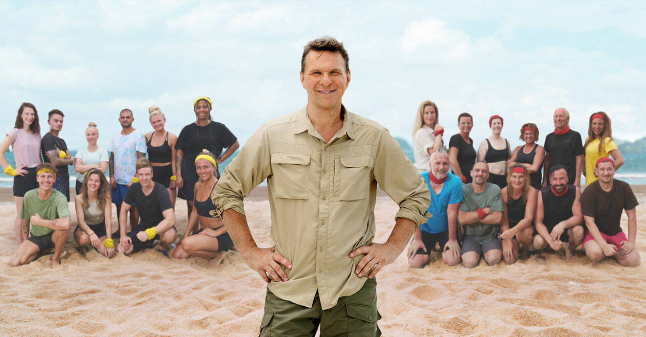 Anders Lundin programledare för nya säsongen av Robinson på en strand tillsammans med deltagarna.