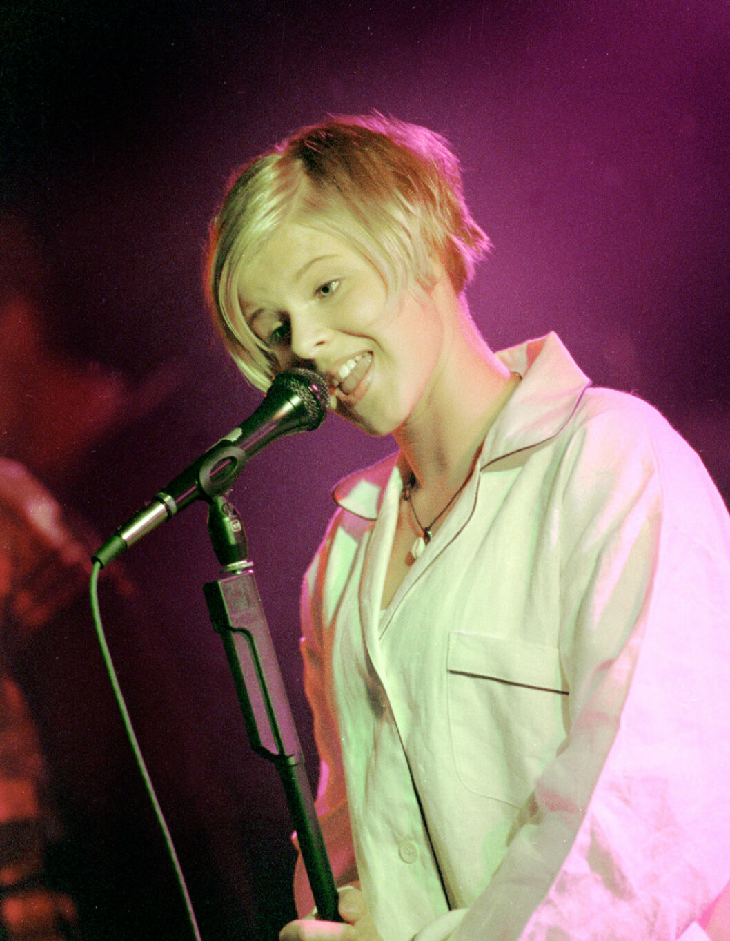 16 år och nykläckt popartist med hiten Do You Really Want Me i bagaget. Foto: IBL Robyn sjunger Show Me Love, 1995.