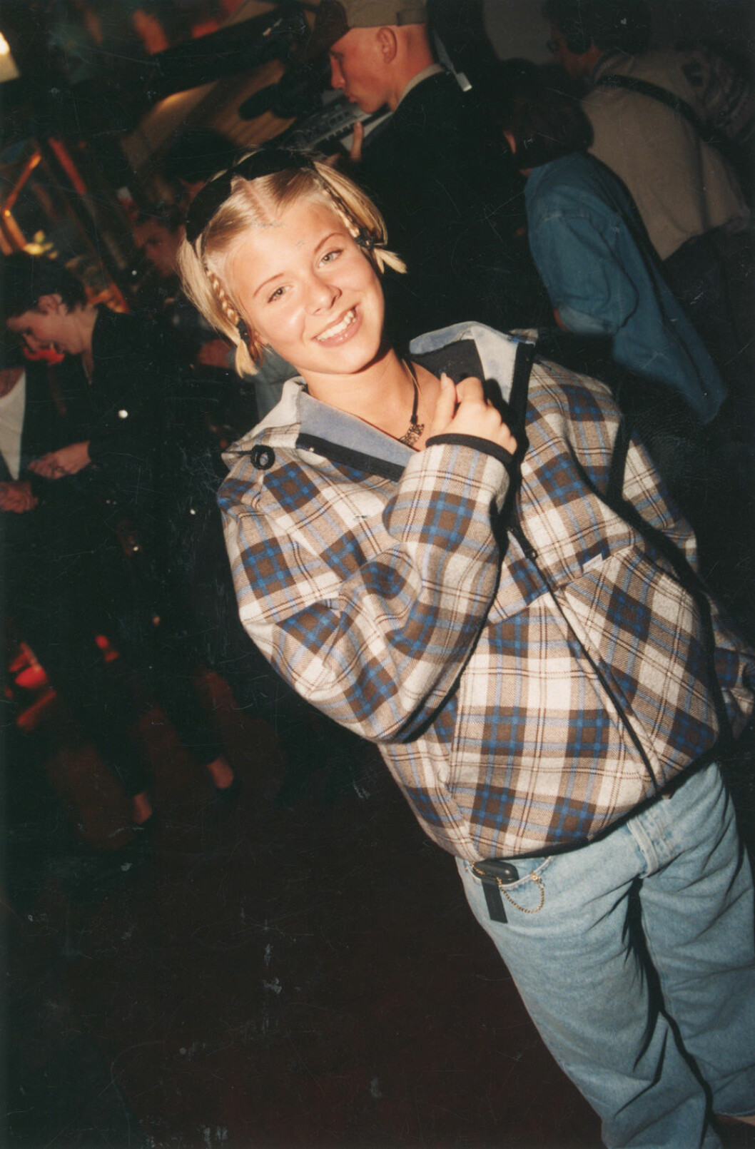 Året efter Robyn släppte hiten <em>Show Me Love</em>, 1996. Foto: IBL Robyn med flätor i vimlet 1996.