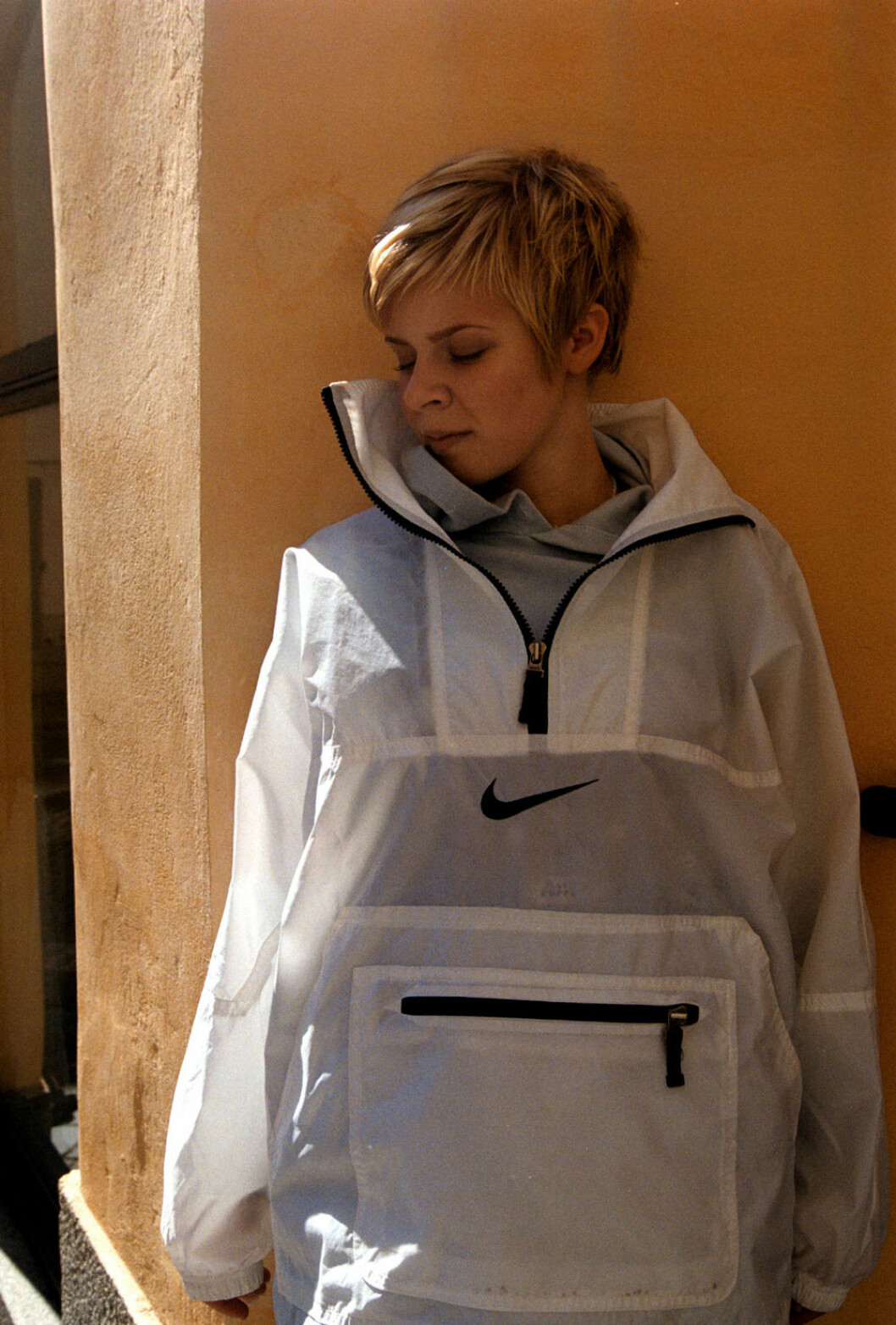Robyn i en vit anorak från Nike, 1999. Foto: IBL Robyn i Niketröja 1999.