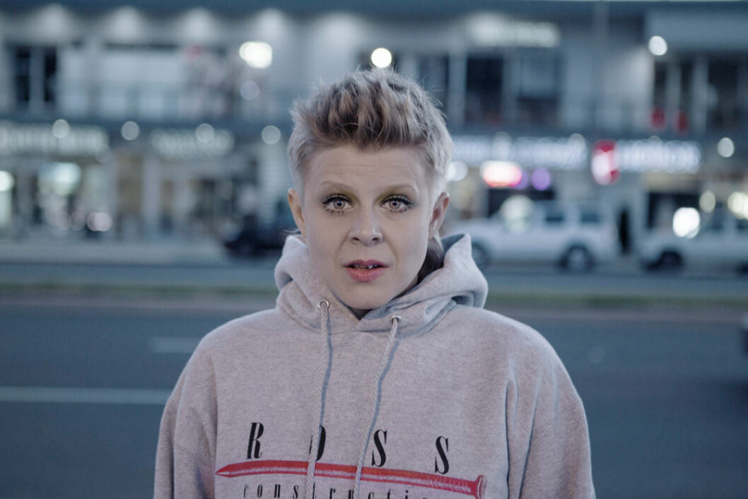 Och här är hon i samma reklam. Foto: IBL Robyn i Volvoreklam.