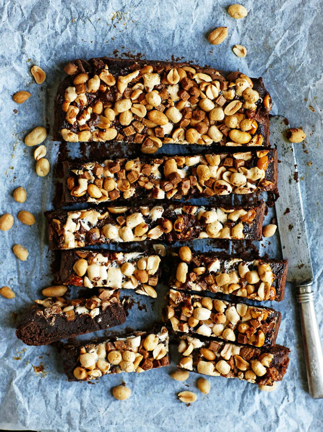 Den mäktiga kakan med extra allt är som en korsning mellan brownie och rocky road. brownie notter marshmallows fudge