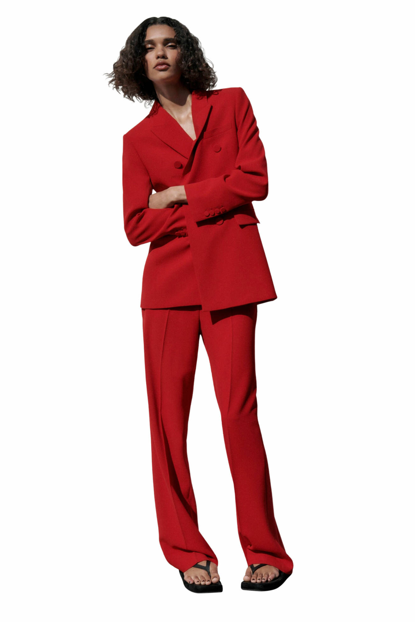 Röd kostym och byxor från Zara.