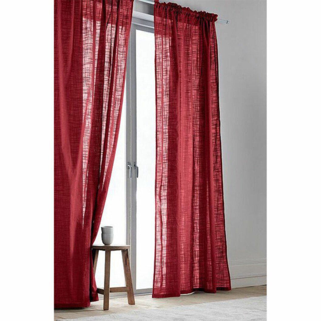 Röd gardin i ekologisk bomull från Jotex. <a href="http://www.awin1.com/cread.php?awinaffid=439045&awinmid=9961&clickref=gardiner&p=https%3A%2F%2Fwww.jotex.se%2Fhilda%2Fhilda-kanallangd-2-pack-ekologisk%2F1039195-08" target="_blank" rel="noopener">Här kan du läsa mer och köpa dem</a>. Röda svagt genomskinliga gardiner