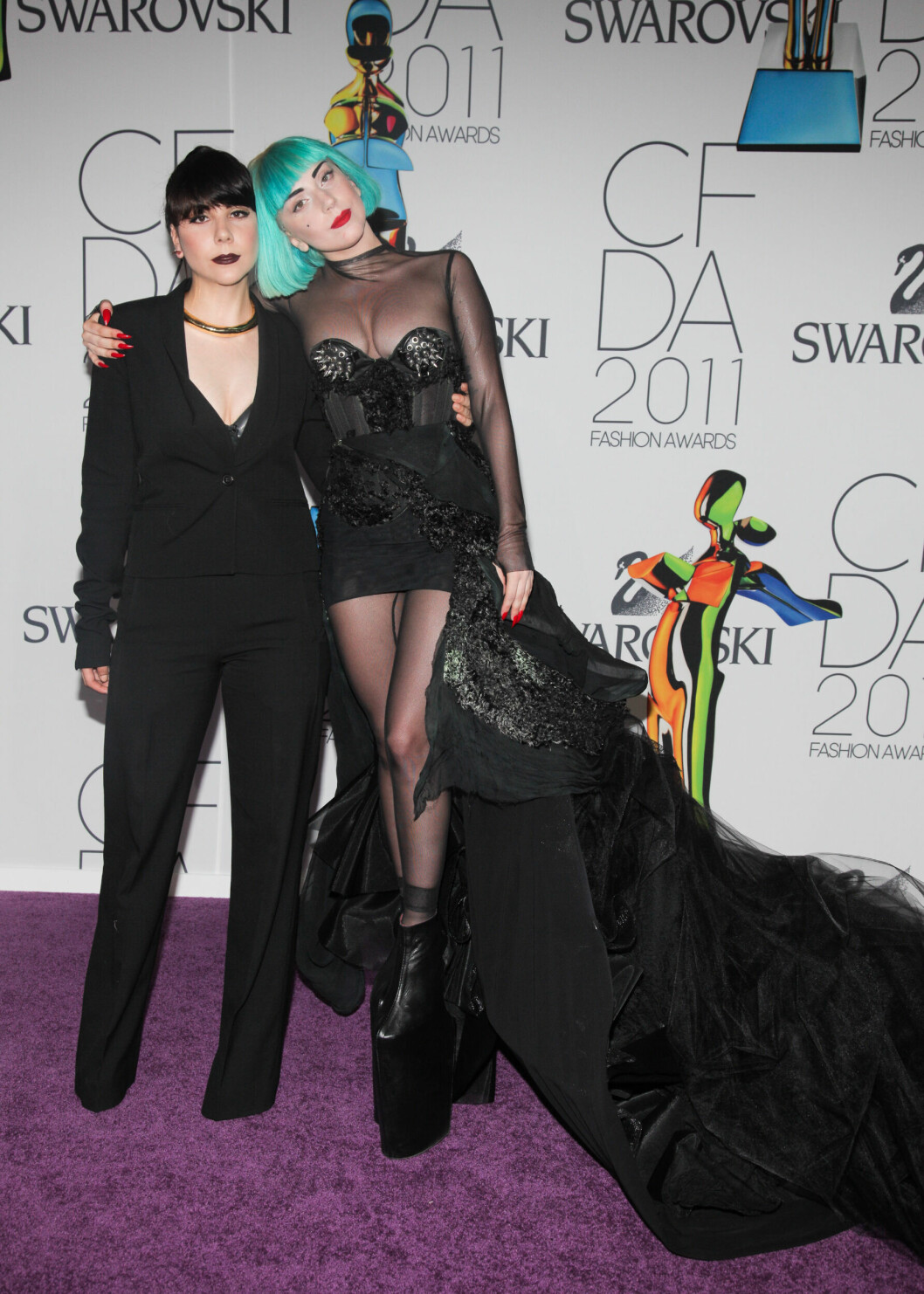 Systrarna Stefani och Natali Germanotta sida vid sida på röda mattan 2011. stefani och natali germanotta på röda mattan 2011