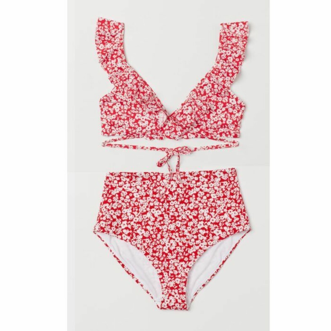 Rödblommig bikini med volanger